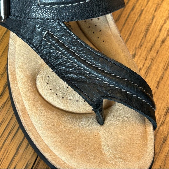 Clarks Collection Black and Cream Thong Comfort Footbed Sandals Size 6 1/2 - Picture 5 of 10